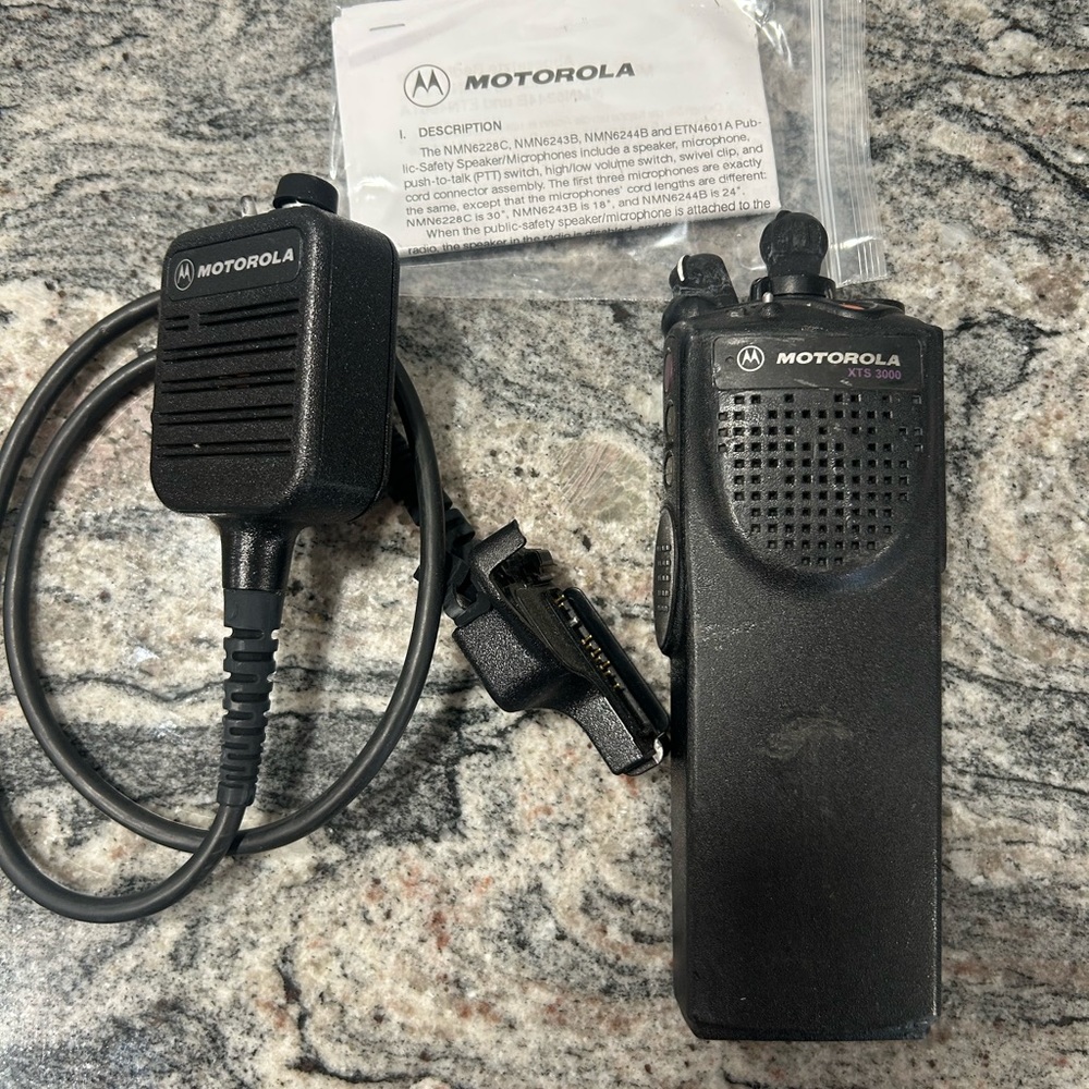 Motorola XTS 3000 with speaker mic